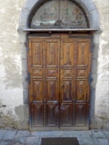 Une porte dans la ville de Chaudes-Aigues, Cantal 