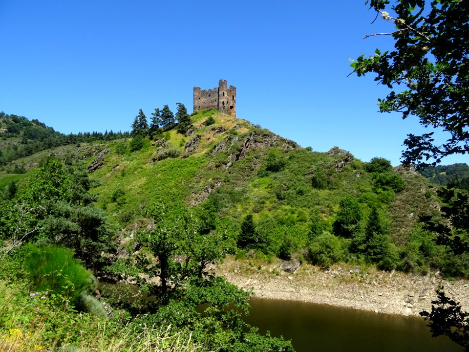 Ruines du château d'Alleuze, Cantal 