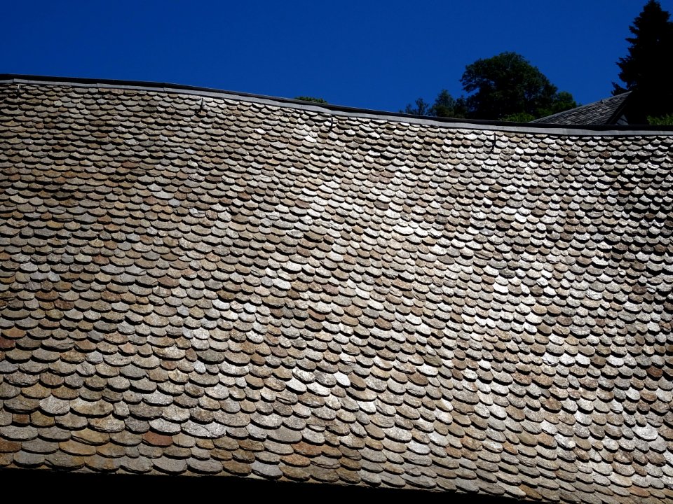 Toit en lauzes, Chaudes-Aigues, Cantal 