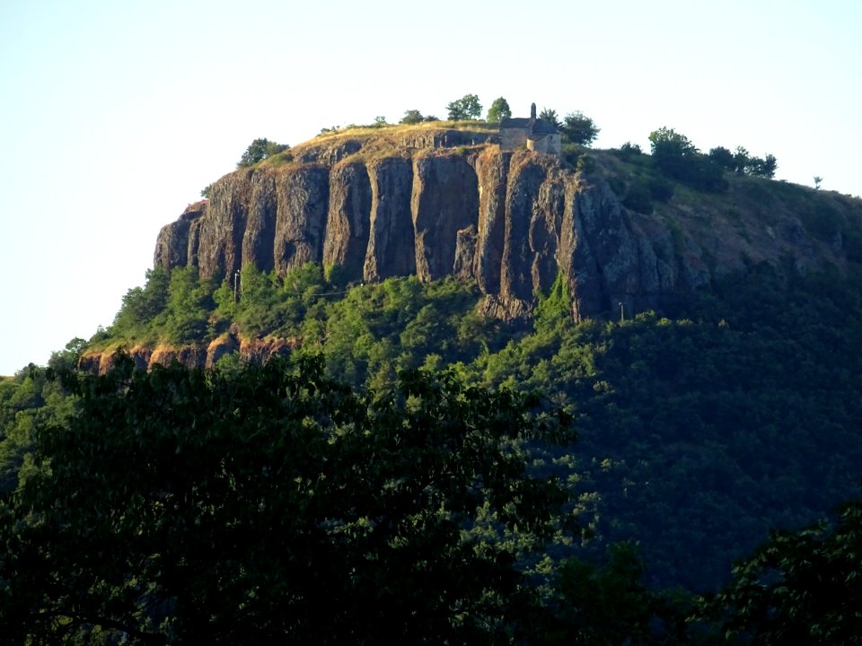 Chapelle Sainte-Madeleine sur un éperon basaltique, au des… 
