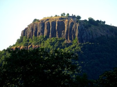 Chapelle Sainte-Madeleine sur un éperon basaltique, au des… 
