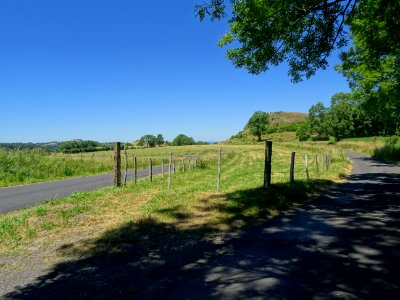 Deux routes après Apchon en allant vers Riom-es-Montagnes,… 