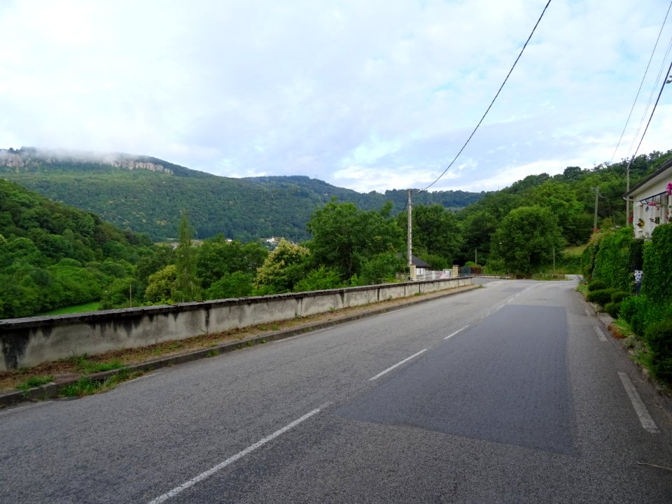 Descente, pas encore bien réveillé, vers Bort-les-Orgues, … 