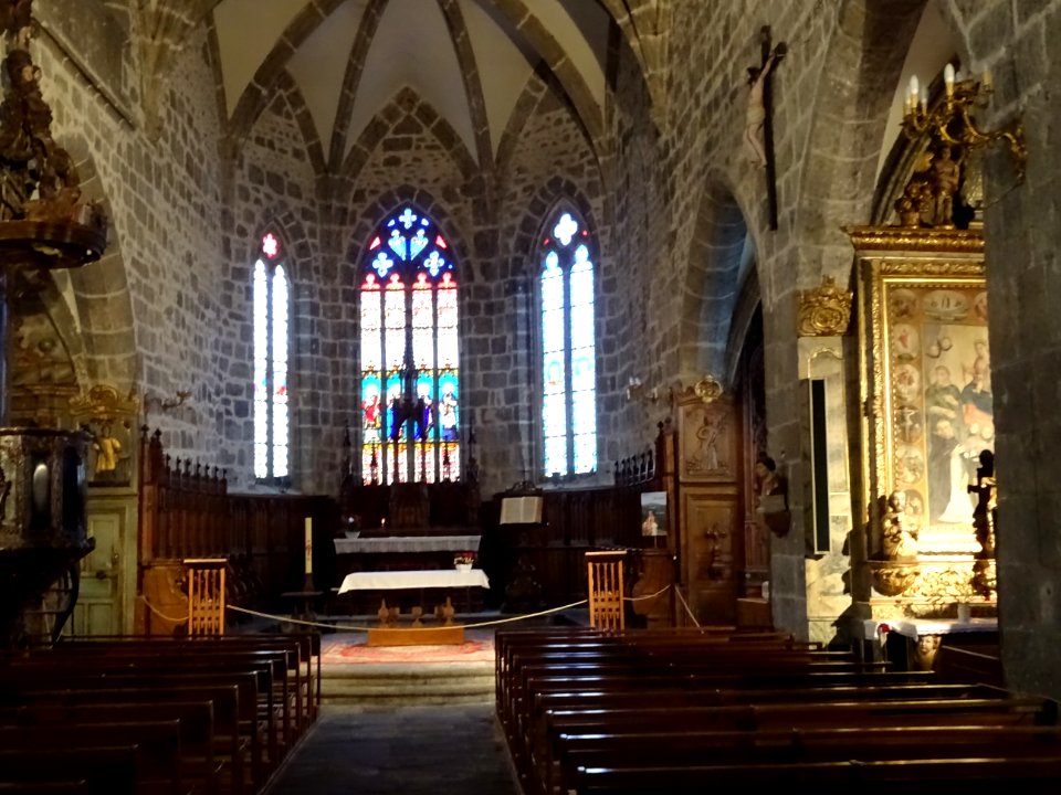 Nef, église Saint-Vincent, rare édifice gothique de Haute … 