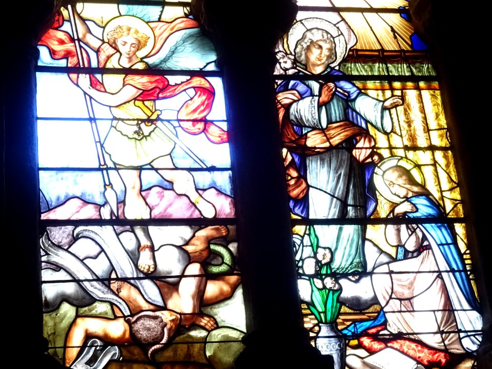 Vitrail de la Chapelle monolithe Saint-Michel, Fontanges, … 