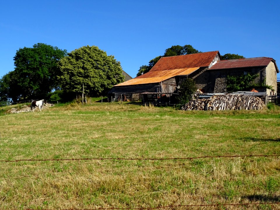 Hameau Saint-Laurent au sommet plat du Puy Saint-Laurent, … 