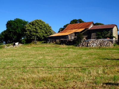 Hameau Saint-Laurent au sommet plat du Puy Saint-Laurent, … 