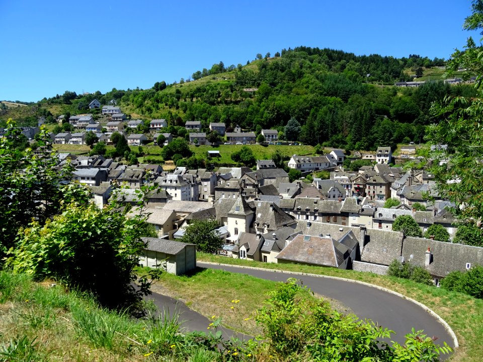 Vue sur la ville de Chaudes-Aigues, Cantal 