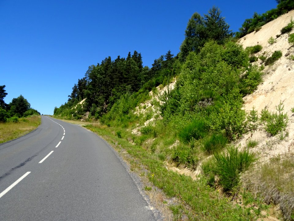 Côteau en sable ocre, comme on trouve en Provence, Cantal 