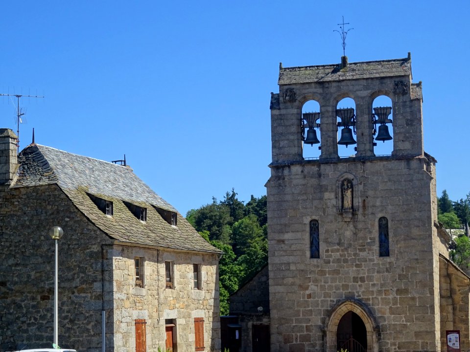 Maison et l'église romane Notre-Dame de Fournels, Fournels… 
