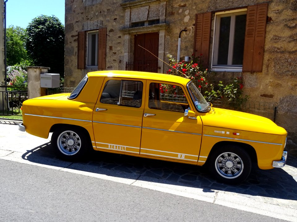 Renault 8 sport de couleur jaune 