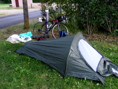 Tente dressée et affaires autour du vélo, au camping munic… 