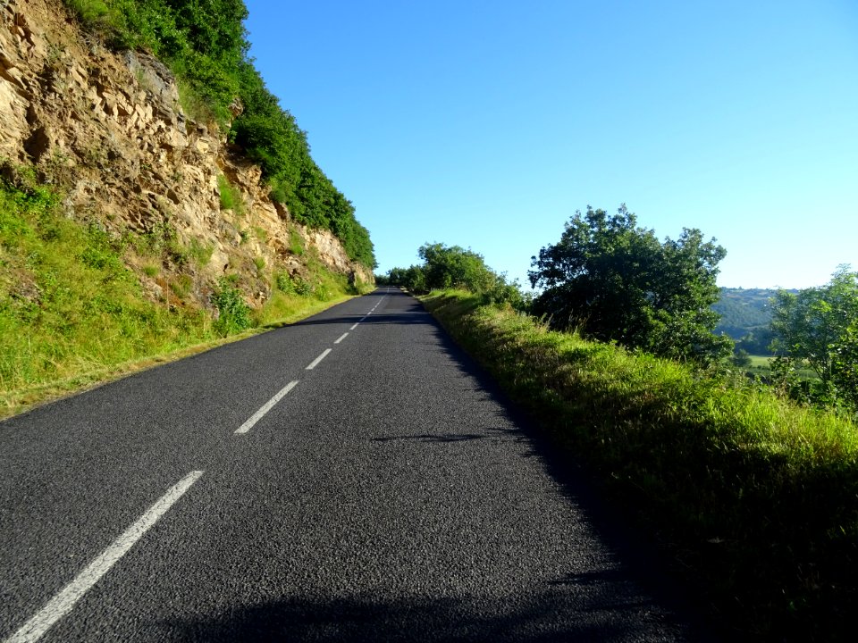 Route qui monte entre Massiac et Bussac, Cantal 