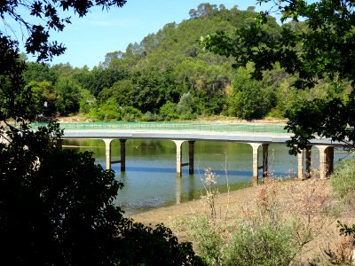 Pont routier sur le lac Sainte Suzanne ou Lac de Carcès, C… 