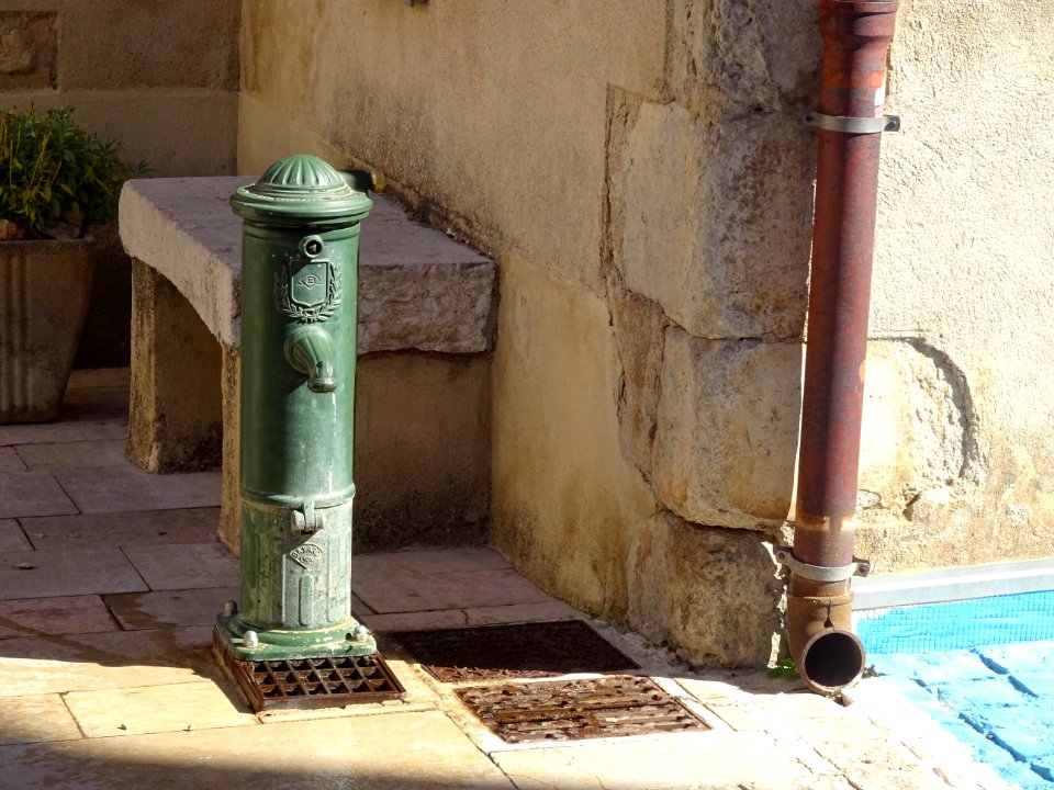Borne à eau, Esparron-de-Pallières, Var 