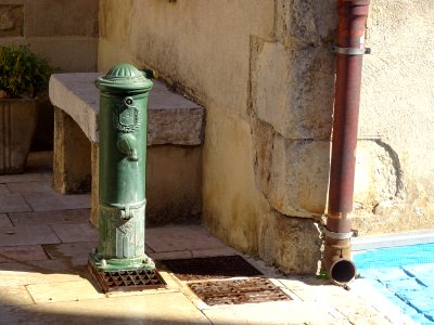Borne à eau, Esparron-de-Pallières, Var 