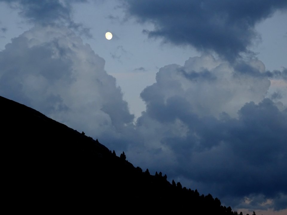 La pleine lune éclaire le ciel 