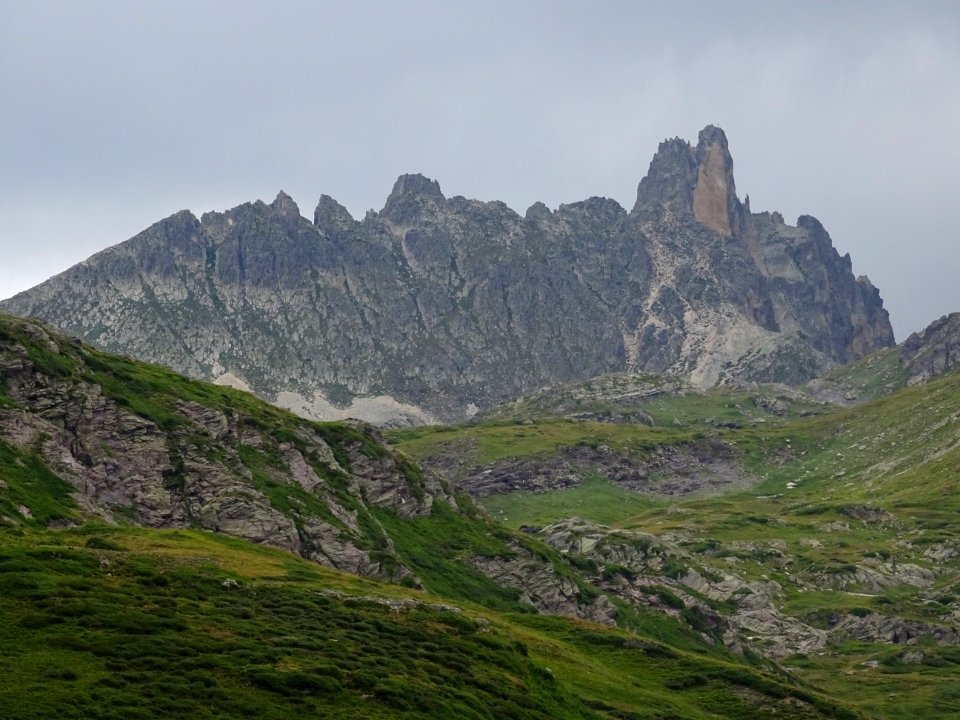 L' Aiguille Noire et sa croix sommitale, au bout de la val… 