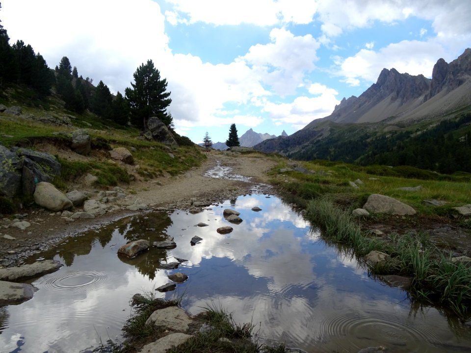 Flaque sur le chemin de montée au refuge des Drayères 