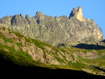 Le soleil se lève et éclaire l'Aiguille Noire et sa croix … 