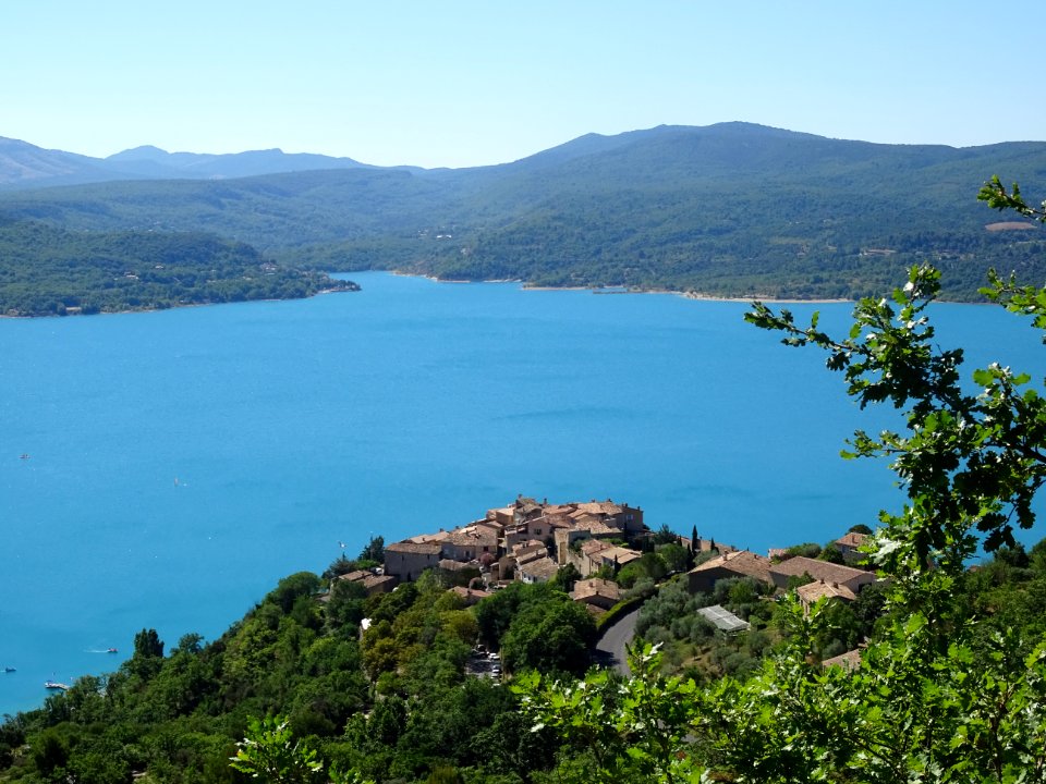 Village de Ste-Croix-du-Verdon et Lac de Ste-Croix, limite… 