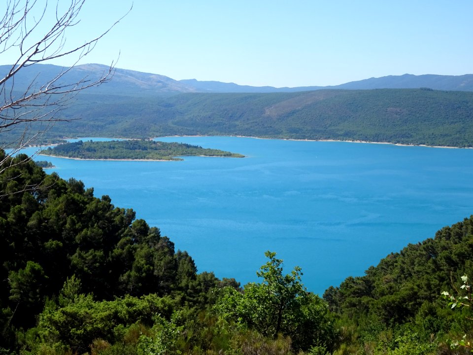 Lac de Ste-Croix, limite entre le Var et les Alpes de Haut… 