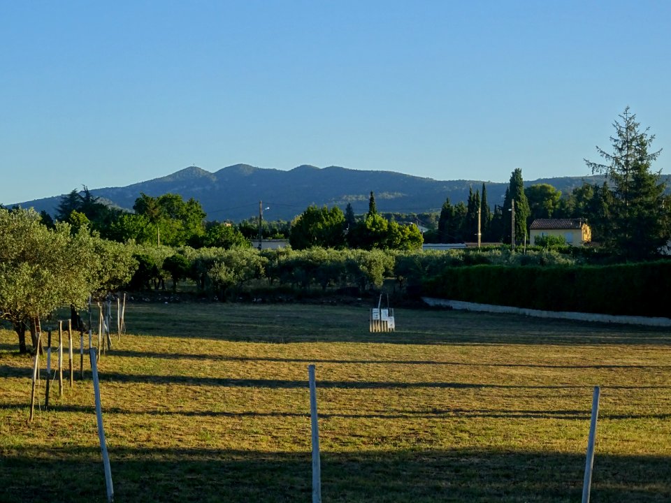 Vue vers les collines Les Cugulons et L'Ubac de la Darre… 