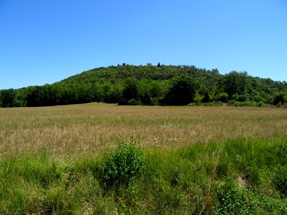 La colline et le village de Fox-Amphoux, Var 