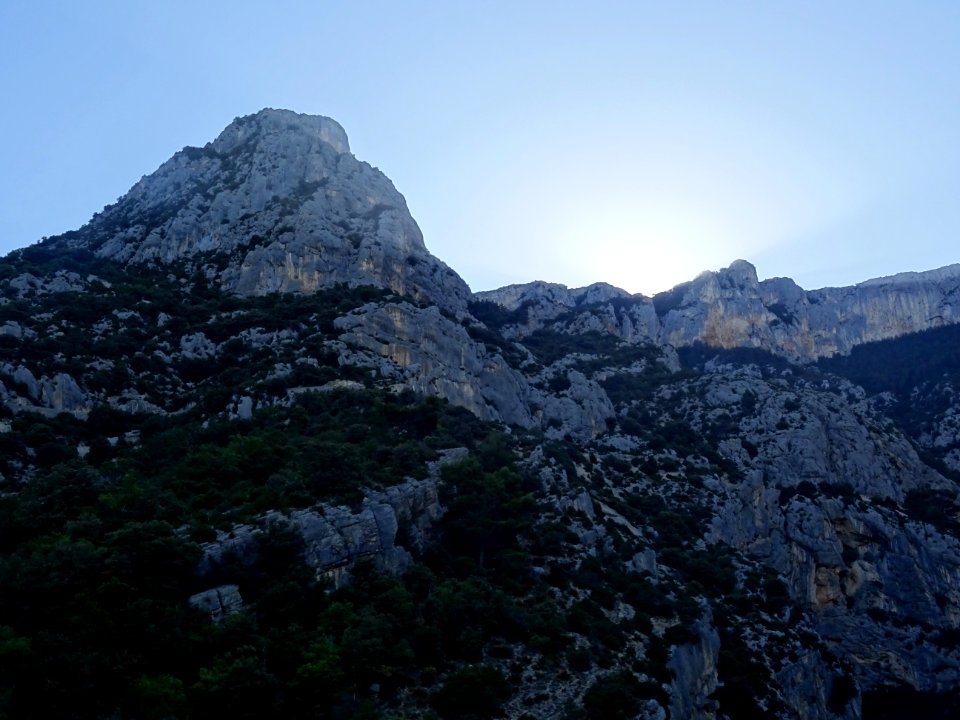 Contreforts rocheux au dessus du Verdon, limite Var et Alp… 
