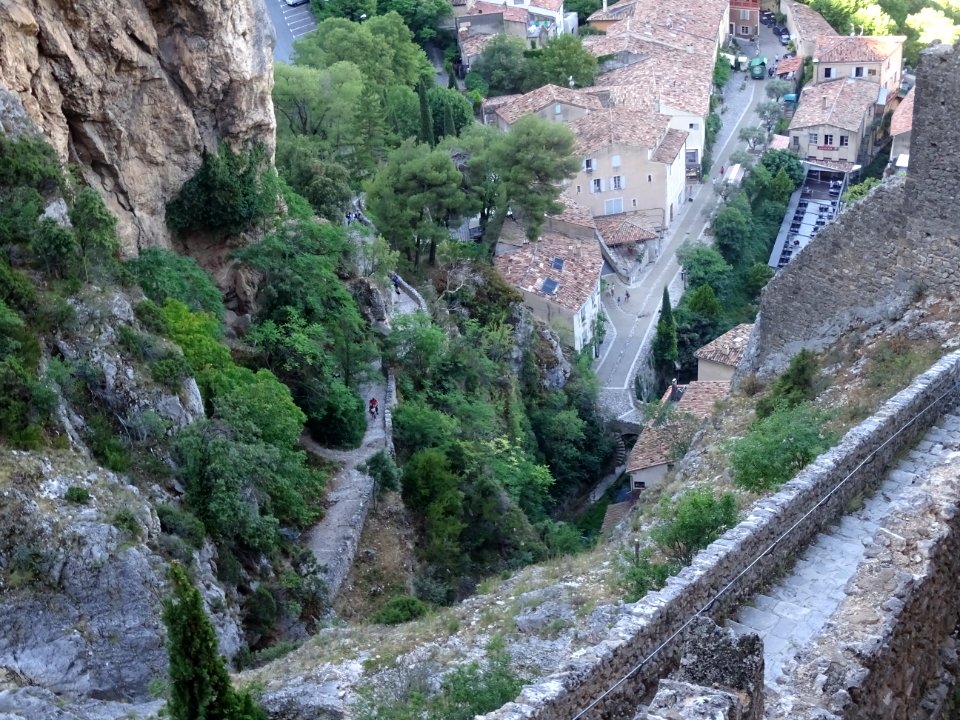 Chemin empierré qui monte à la chapelle Notre-Dame-de-Beau… 