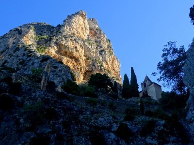 Chemin empierré qui monte à la chapelle Notre-Dame-de-Beau… 