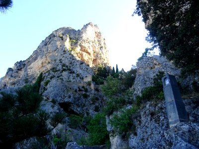 Chemin empierré qui monte à la chapelle Notre-Dame-de-Beau… 