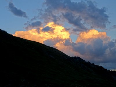 Couleur orangé du soleil couchant sur les nuages 