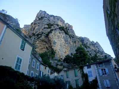 Les rochers et falaises qui surplombent Moustiers-Sainte-M… 