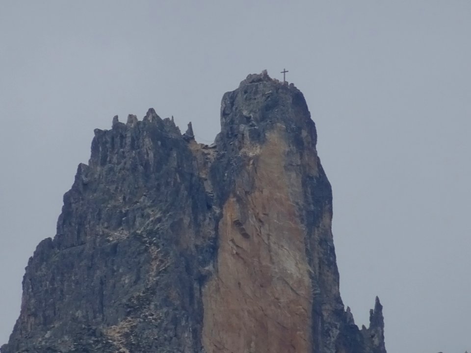 L' Aiguille Noire et sa croix sommitale, au bout de la val… 