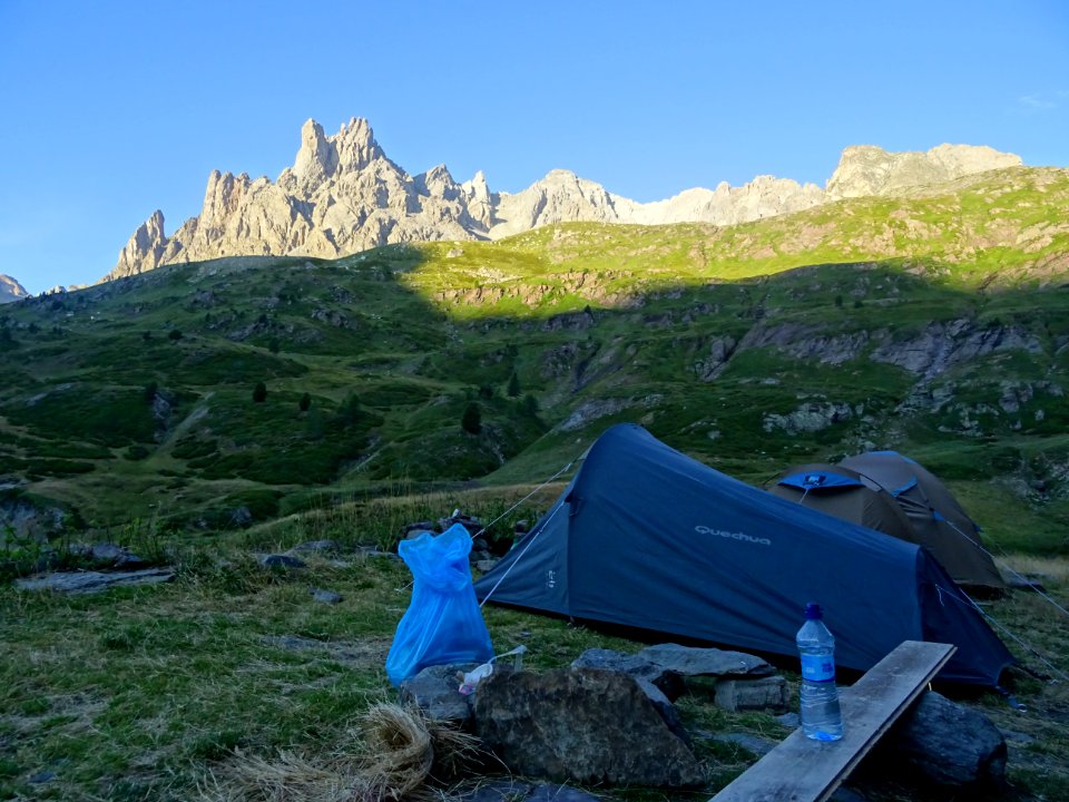 Nos tentes à l'ombre au petit matin, le soleil éclaire les… 