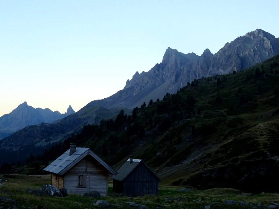 Lever du jour, sur les deux chalets du berger, haute vallé… 