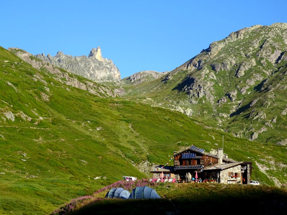Refuge des Drayères, au fond l'Aiguille Noire 