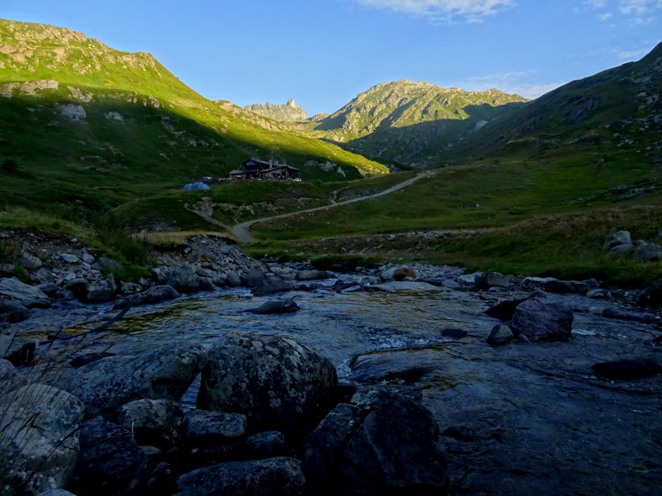 Torrent de la Clarée et refuge des Drayères, le soleil écl… 