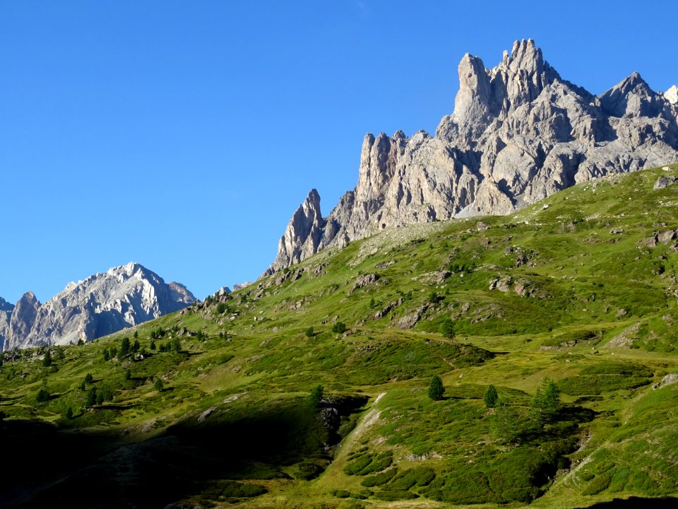 A droite, les Roches de Crépin 