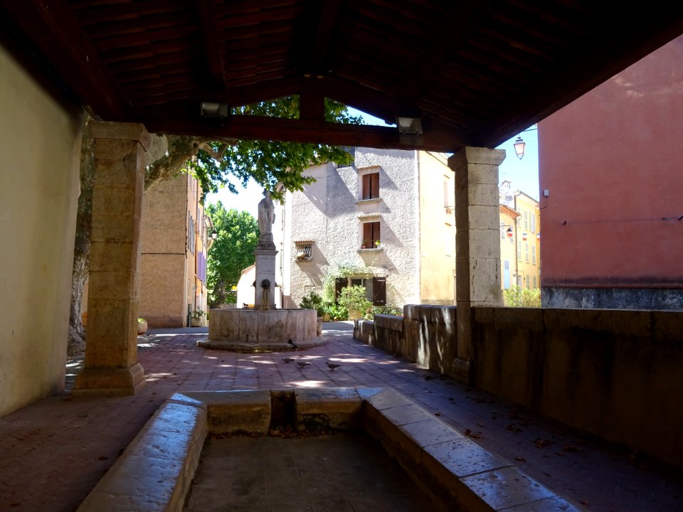 Ancien lavoir, Vins-sur-Caramy, Var 