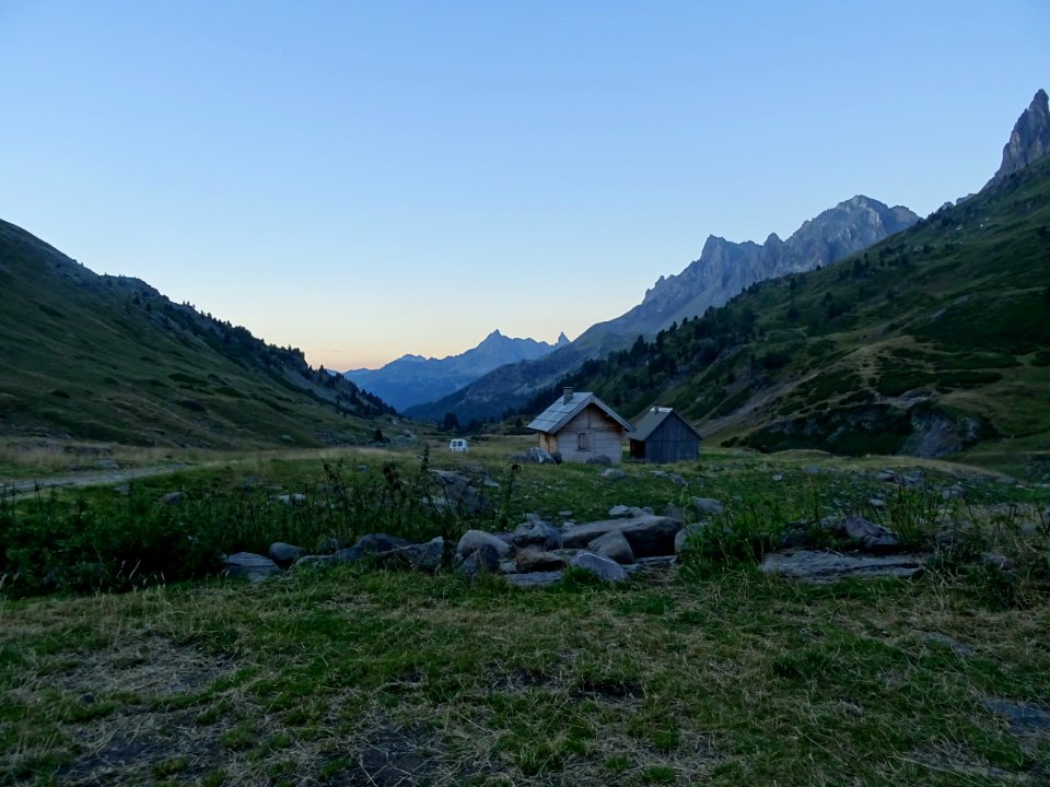Lever du jour depuis l'entrée de nos tentes, voiture et le… 