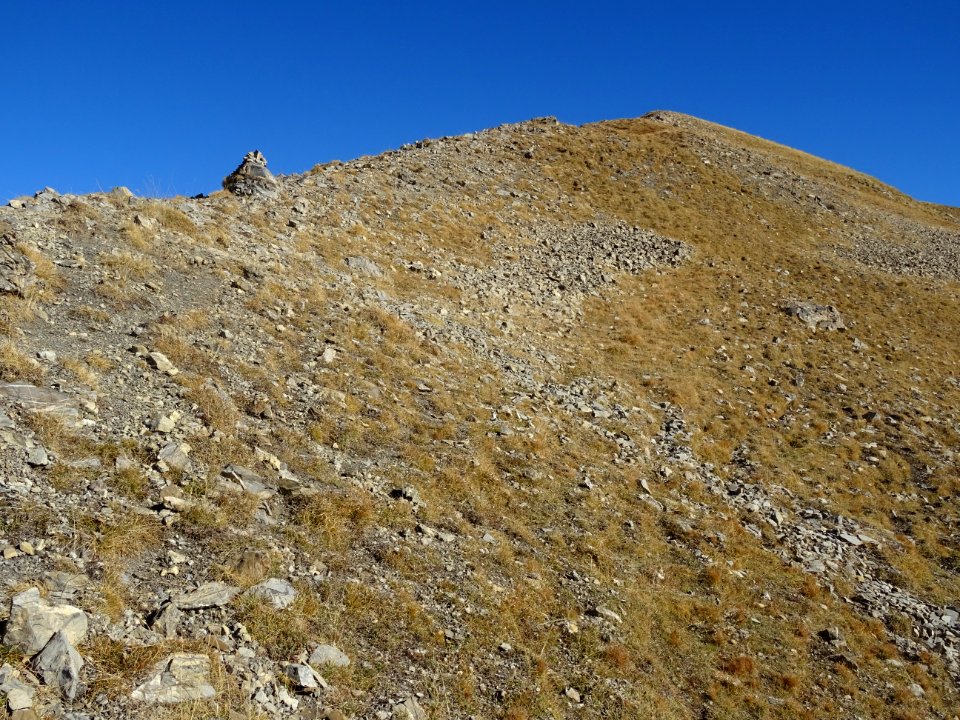 Un cairn sur l'arête qui remonte vers le Petit Ferrant 