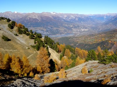 Vue vers la vallée de la Durance, le lac de Serre-Ponçon e… 