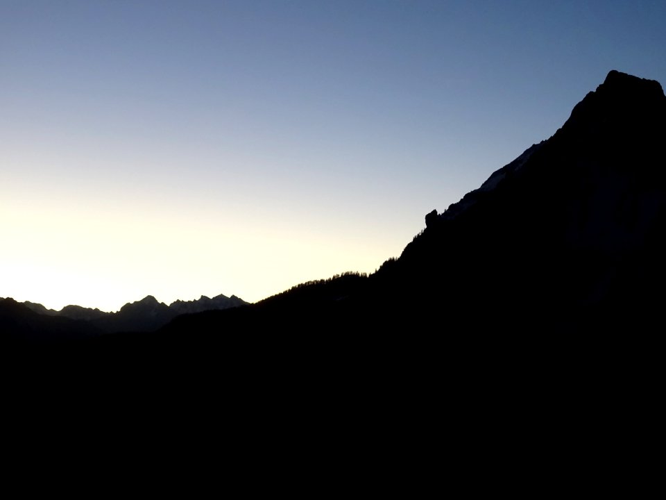 Les montagnes commencent à se découper 