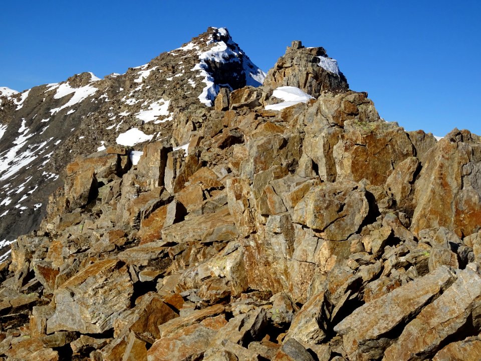 L'arête est rocheuse et pleine de blocs moyens assez insta… 