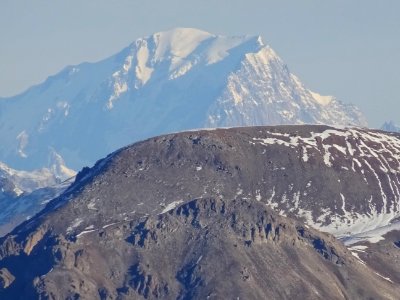 Le Mont Blanc au loin, La Condamine au sommet tout plat et… 