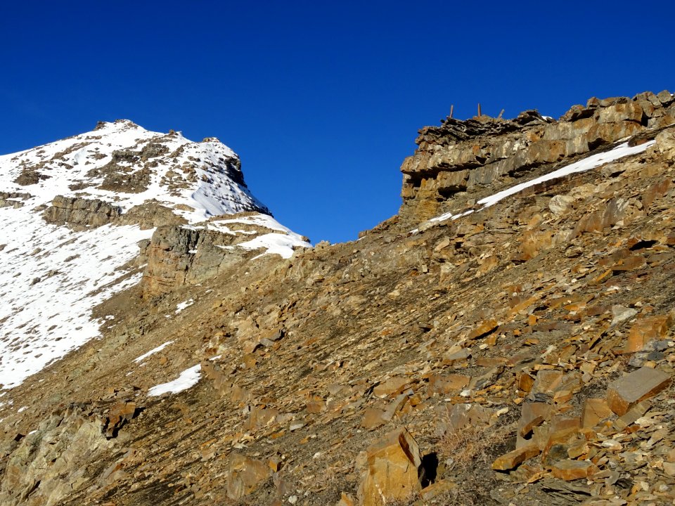 Le point côté 2933m est blanc de neige, le petit col sans … 