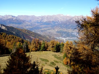 Vue vers le Lac de Serre-Ponçon et la vallée de la Durance… 