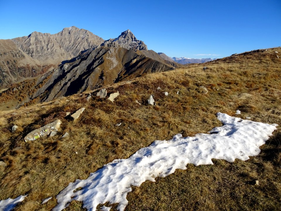 Un reste de neige sur la crête des Couguyes 